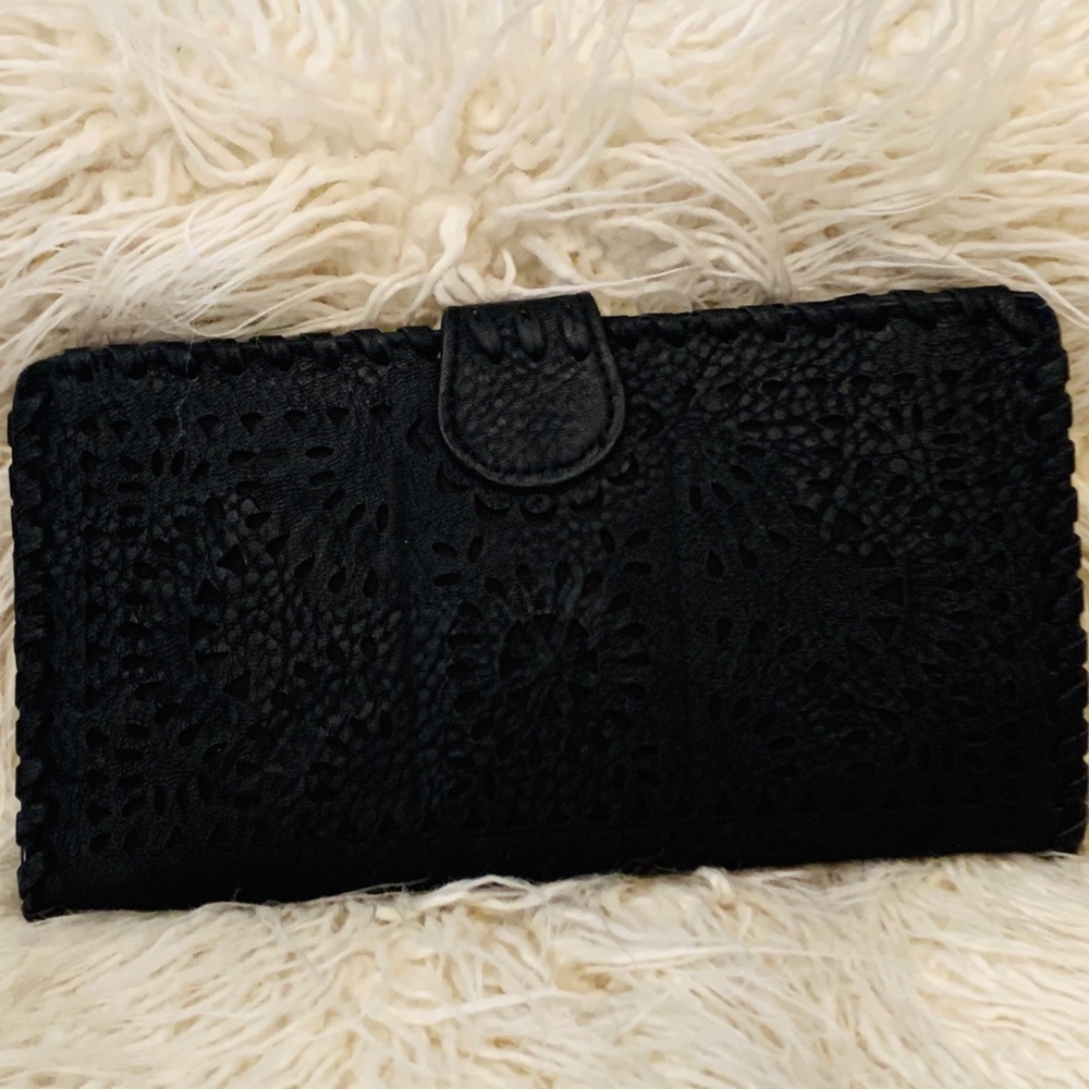 WALLET : Embossed black wallet/passport holder